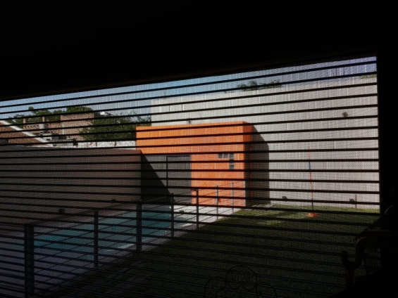 Cortina microperforada (colocada en una casa) vista de adentro hacia afuera