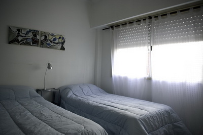 Amplio dormitorio con dos camas o una de dos plazas
